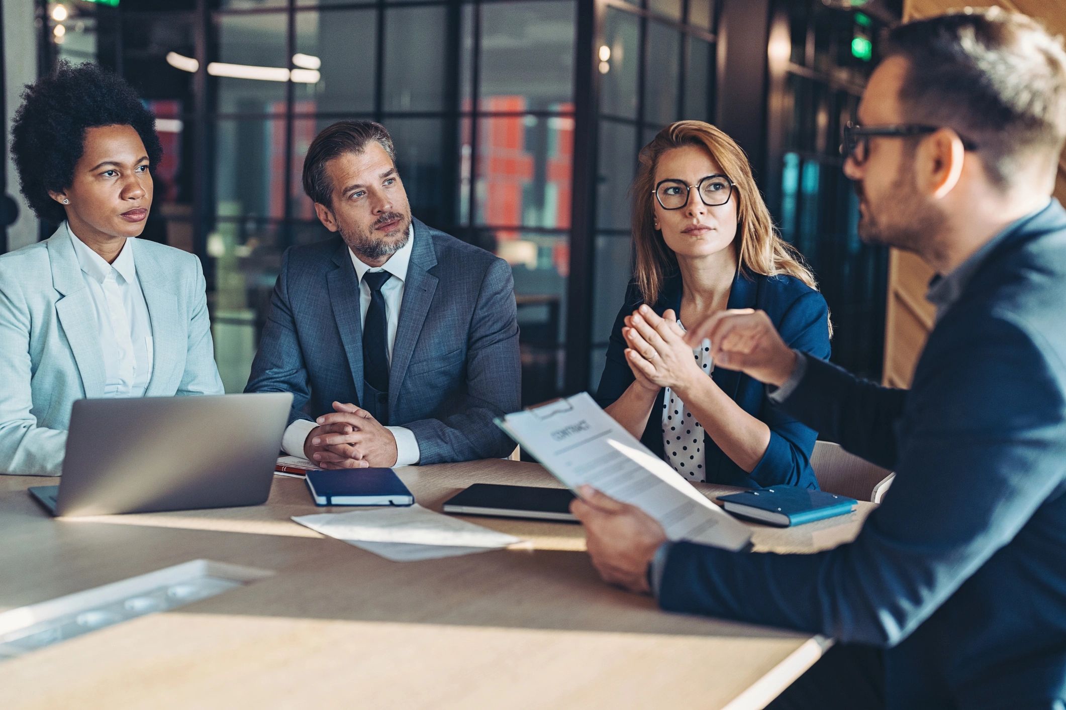 Consultant présentant une stratégie d’entreprise lors d’une réunion