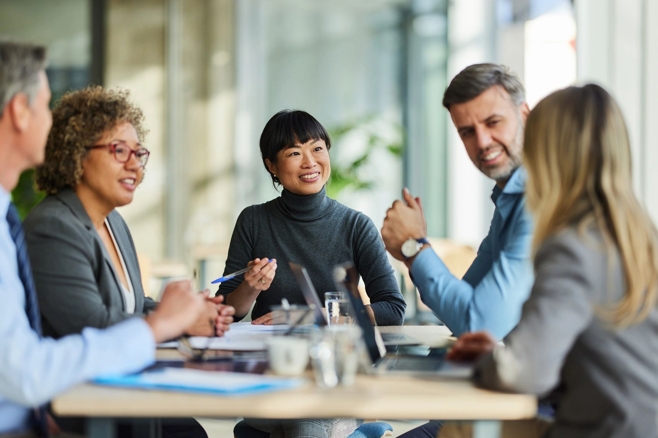 Équipe de direction collaborant lors d’une séance de planification d’entreprise